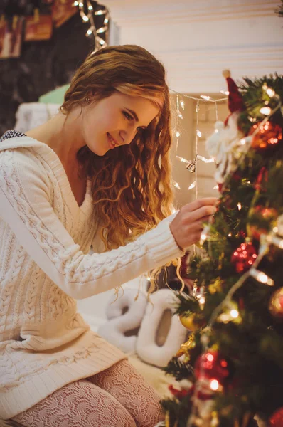Κορίτσι διακοσμεί χριστουγεννιάτικο δέντρο — Φωτογραφία Αρχείου