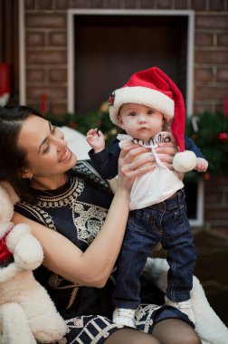 Genç mutlu anne ile bebek