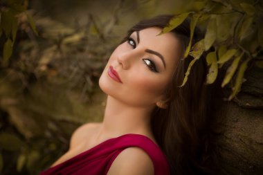 sonbahar bahçe içinde güzel bir kız