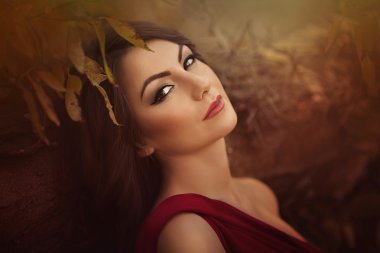 sonbahar bahçe içinde güzel bir kız