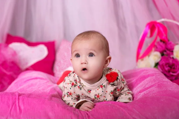 아기 소녀 핑크 베개에 누워 — 스톡 사진