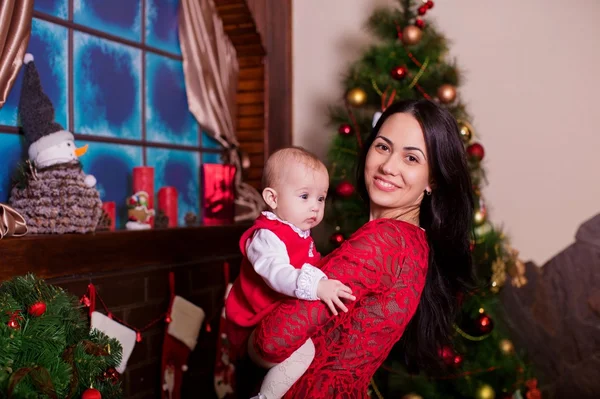 Mãe e filha sobre árvore de natal — Fotografia de Stock