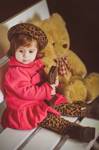 Holčička s hračka medvěd — Stock fotografie