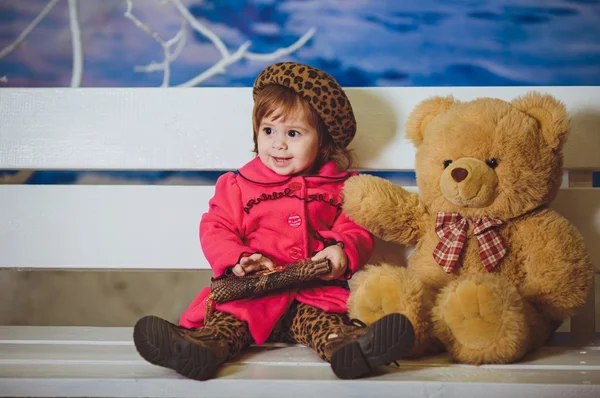 Meisje van de baby met speelgoed Beer — Stockfoto