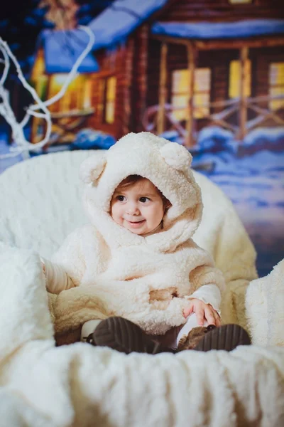 Kislány van a medve cub ruha — Stock Fotó