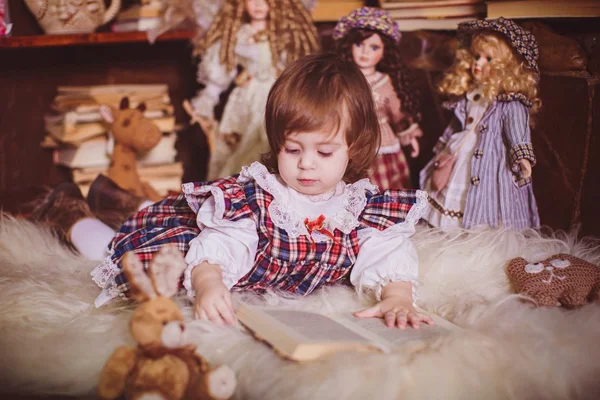 Маленькая леди с куклами — стоковое фото