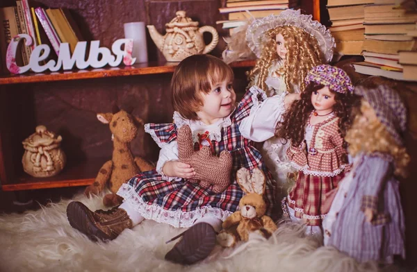 Pequeña dama con muñecas — Foto de Stock