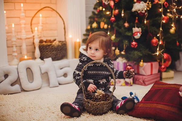 Dívka u vánoční stromeček s dárky — Stock fotografie