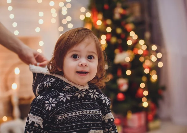 Meisje van de baby met geschenken — Stockfoto