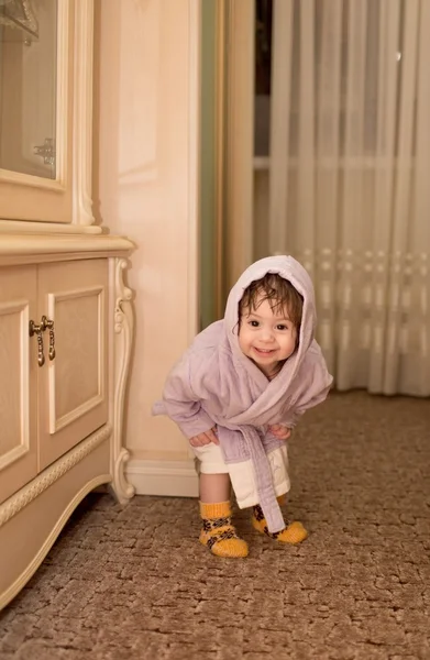 Menina bebê em um roupão de banho de pelúcia — Fotografia de Stock