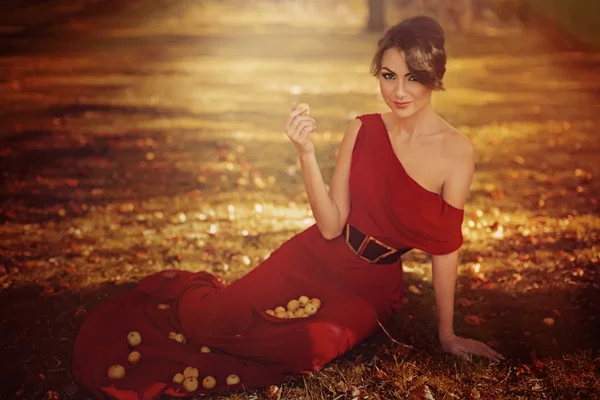 Hermosa chica en el jardín de otoño — Foto de Stock