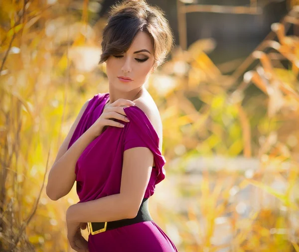 Belle fille dans le jardin d'automne — Photo