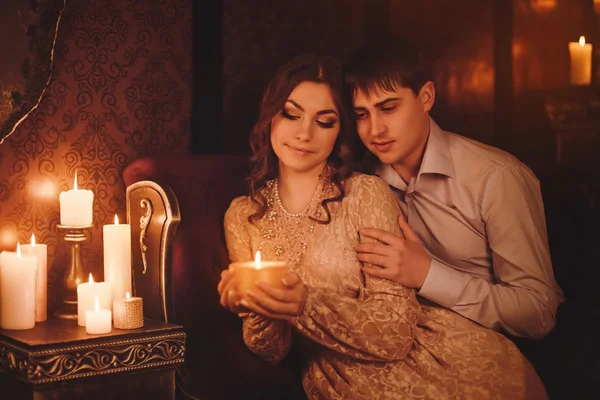 Paar in een gezellige donkere huiskamer — Stockfoto