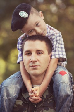 Çocuk ve askeri üniformalı asker