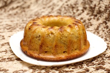 Lezzetli kek plaka üzerinde