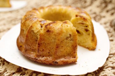 Lezzetli kek plaka üzerinde