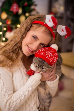 Noel Baba şapkalı kedi kız