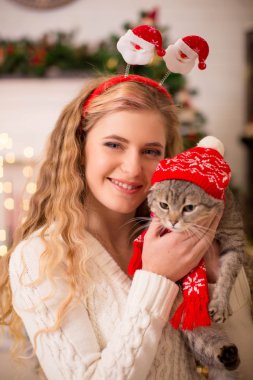 Noel Baba şapkalı kedi kız