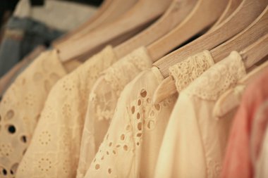 Mandal üzerinde modern giyimleri