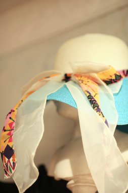 Renkli hasır şapka