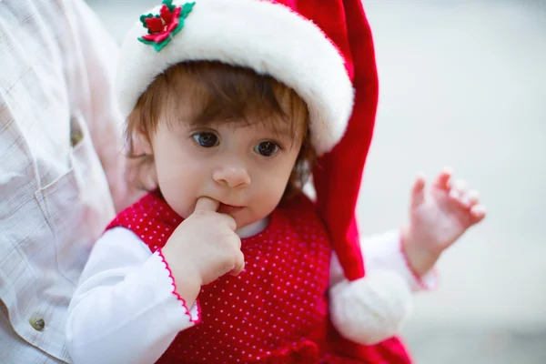 Девочка в одежде Деда Мороза — стоковое фото