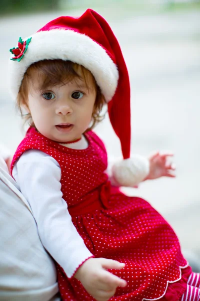Menina em roupas de Papai Noel — Fotografia de Stock