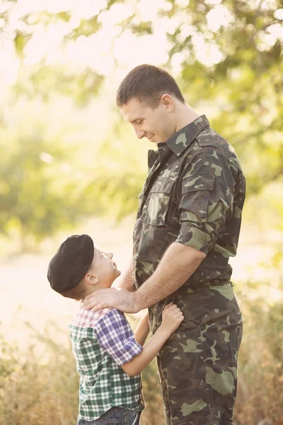 Gutt og soldat i militæruniform – stockfoto