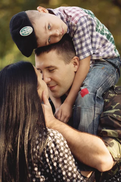 Femme et fils câlin soldat — Photo