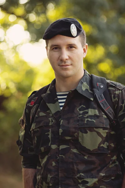 Katona katonai egyenruhában — Stock Fotó