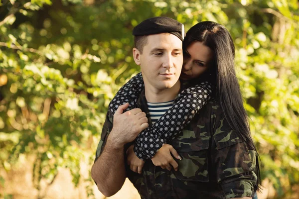 Frau und Soldat umarmen sich — Stockfoto