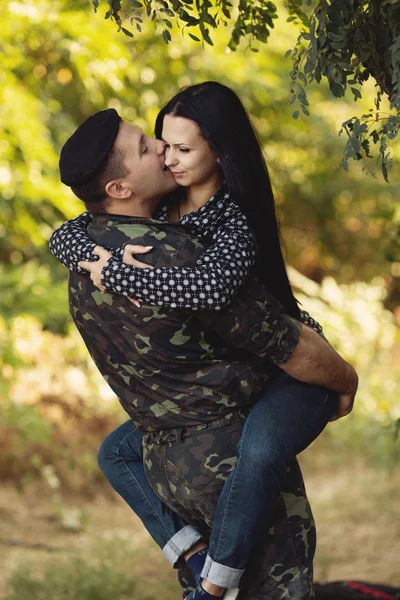 Femme et soldat embrassant — Photo
