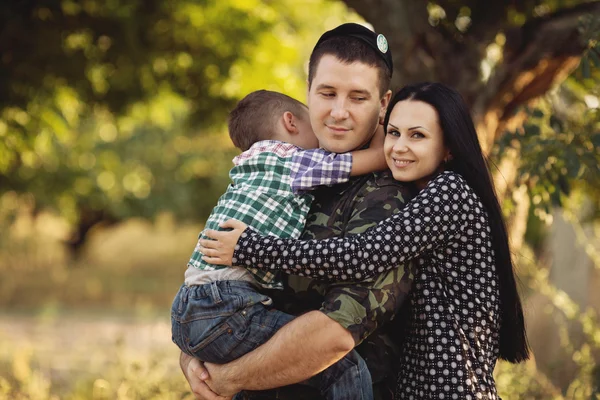 Femme et fils câlin soldat — Photo