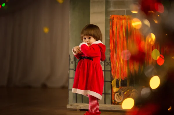 Meisje in Santa Claus kleren — Stockfoto