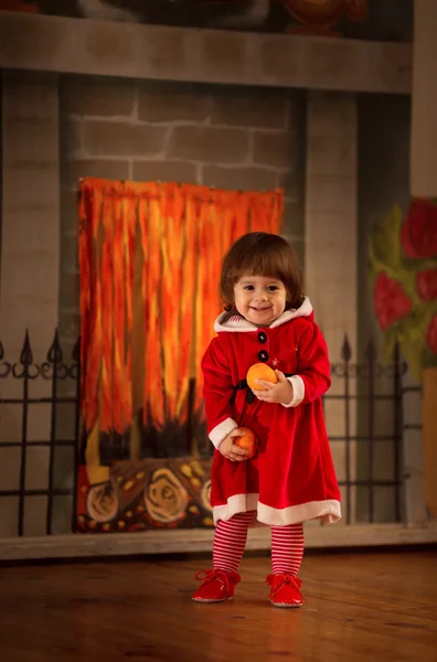 Kleines Mädchen in Weihnachtsmann-Klamotten — Stockfoto