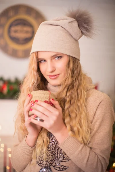 Año nuevo chica con taza — Foto de Stock