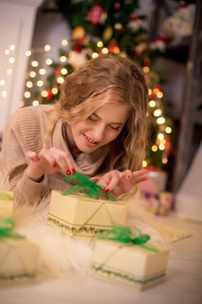 Girl and Christmas gifts — Stock Photo, Image