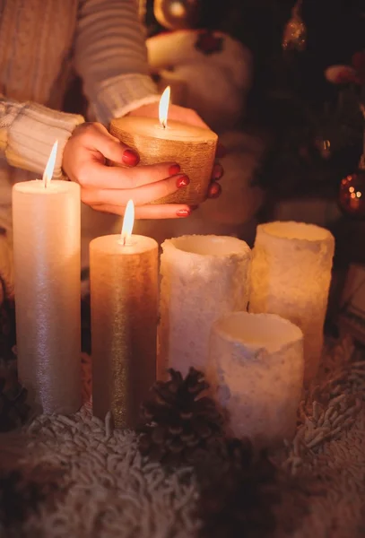 Weihnachtskerzen und -kegel — Stockfoto