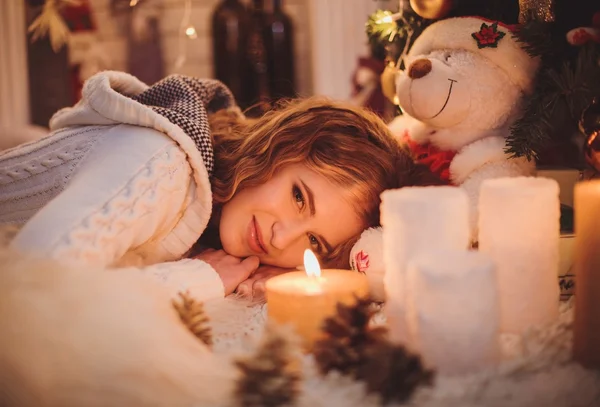 Ragazza con regali e candele — Foto Stock