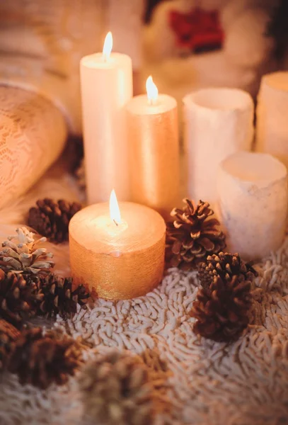 Candele e coni di Natale — Foto Stock