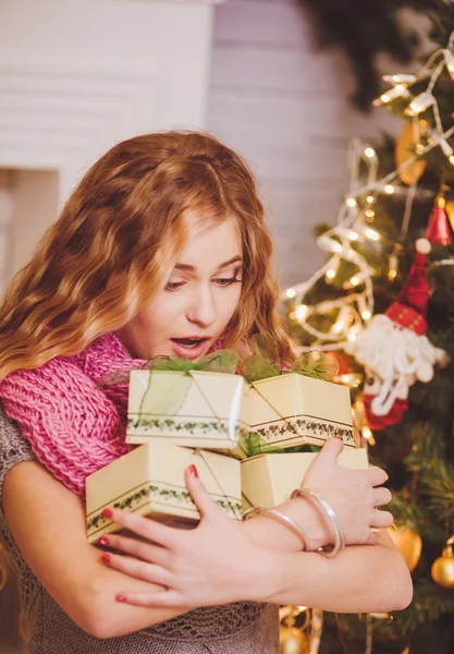 Kız ve Noel hediyeleri — Stok fotoğraf