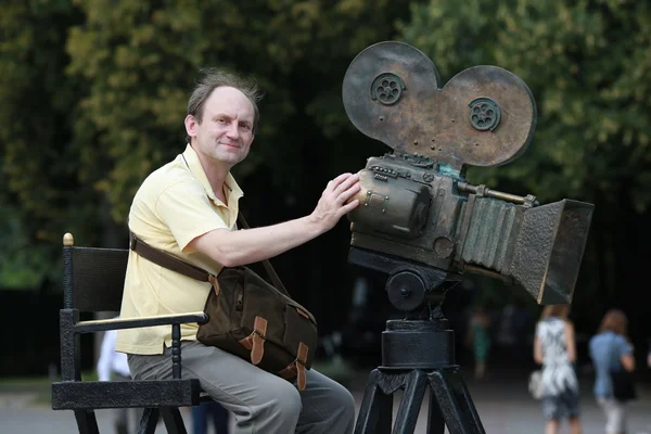 Man zit in de buurt van het monument — Stockfoto