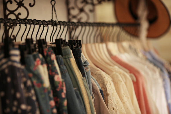 Модная одежда на колышках
