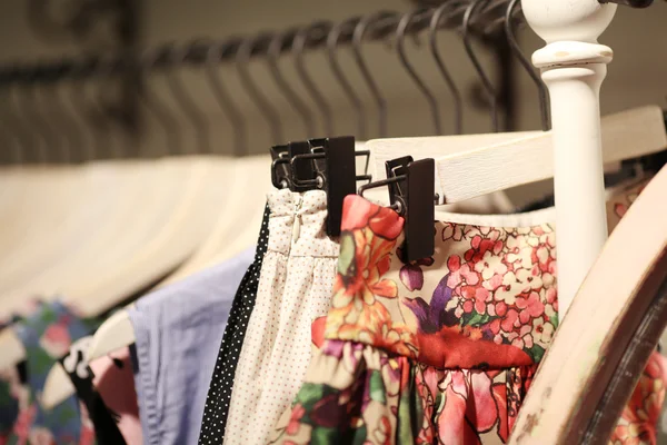La ropa a la moda en el guardarropa —  Fotos de Stock