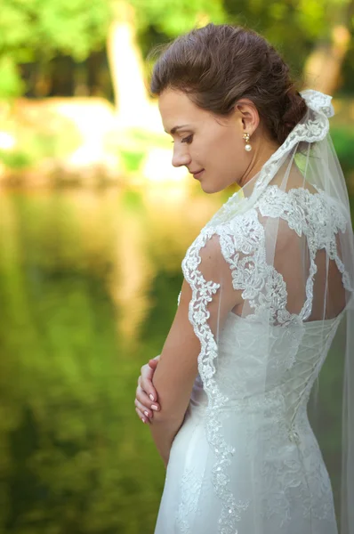 屋外の白いドレスの花嫁 — ストック写真