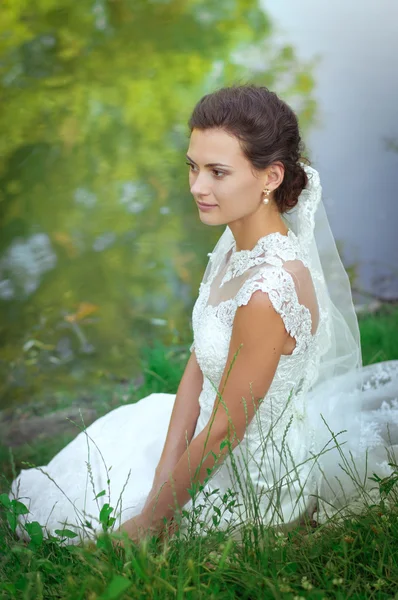Gelin açık havada beyaz elbiseli — Stok fotoğraf