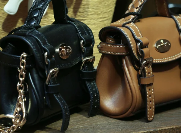 Row of handbags in the shop — Stock Photo, Image