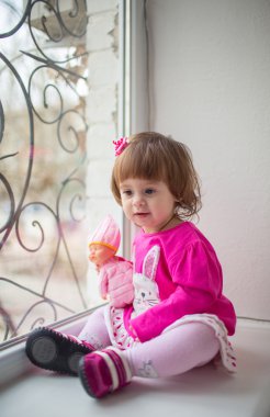 Bir pencere pervazına üzerinde küçük kız