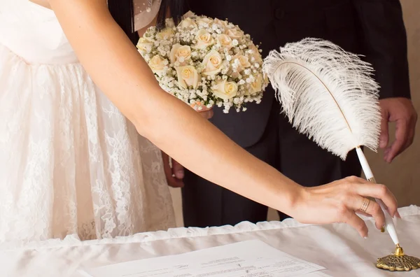 Ceremonie van het huwelijk in een register — Stockfoto