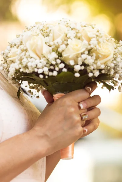 Ramo de boda en sus manos —  Fotos de Stock