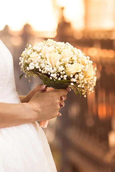 Ramo de boda en sus manos — Foto de Stock